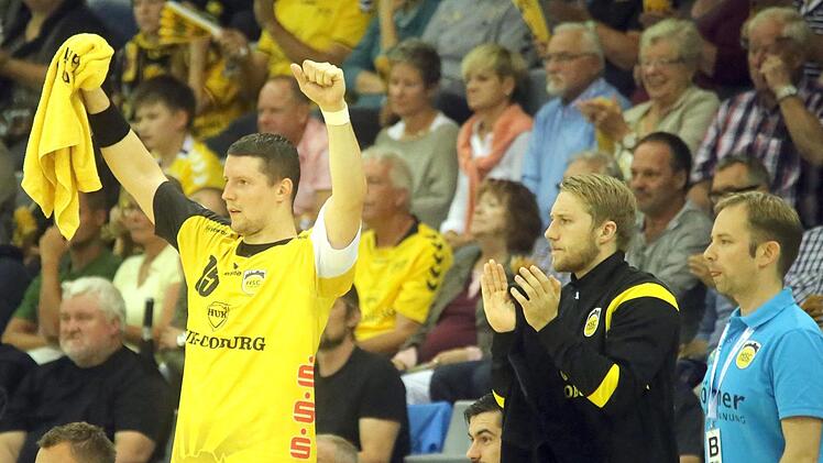 Daumen hoch: Romas Kirveliavicius (l.) feuert seine Teamkollegen an