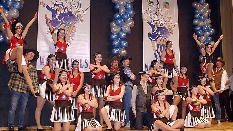 Ins Land der Indianer entführte die Showtanzgruppe die Zuschauer.