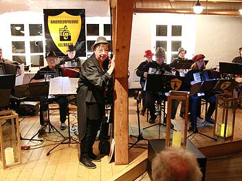 Orchesterchefin Irmtraud Tröger-Franz machte einen "musikalischen Spaß" beim Konzert der Kulmbacher Akkordeonfreunde. Fotos: Klaus Klauschka
