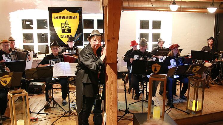 Orchesterchefin Irmtraud Tröger-Franz machte einen "musikalischen Spaß" beim Konzert der Kulmbacher Akkordeonfreunde. Fotos: Klaus Klauschka