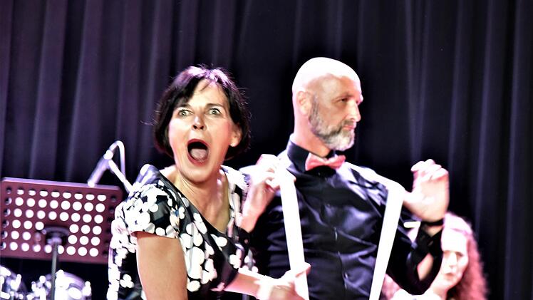 Susanne Carl ihres Zeichens temperamentvolle Schulleiterin CO 1 legte einen umjubelten Discodance hin, dahinter Lehrer Christian Koch als Mr. Bombastic
