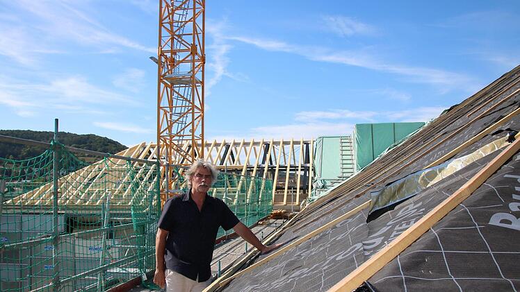 Architekt Christian Teichmann über den beiden Dächern des Neumann-Flügels, im Hintergrund ist die Konstruktion des Dachstuhls zu erkennen.