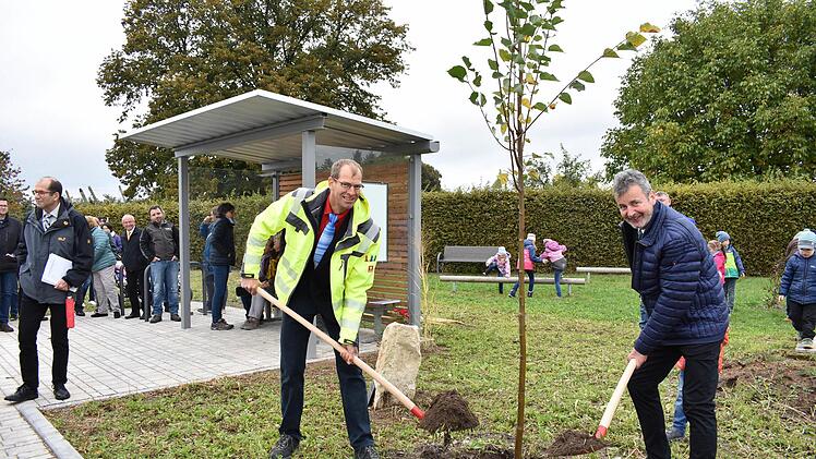 Michael Ullwer und Bürgermeister Hans-Jürgen Nekolla pflanzen eine Linde auf der Lillinger Höhe.  Foto: Petra Malbrich