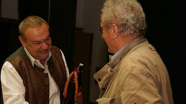 Ortsvorsitzender Dieter Leicht (links) dankte Christian Ude mit einem Pr&auml;sent. Foto: Mario Deller