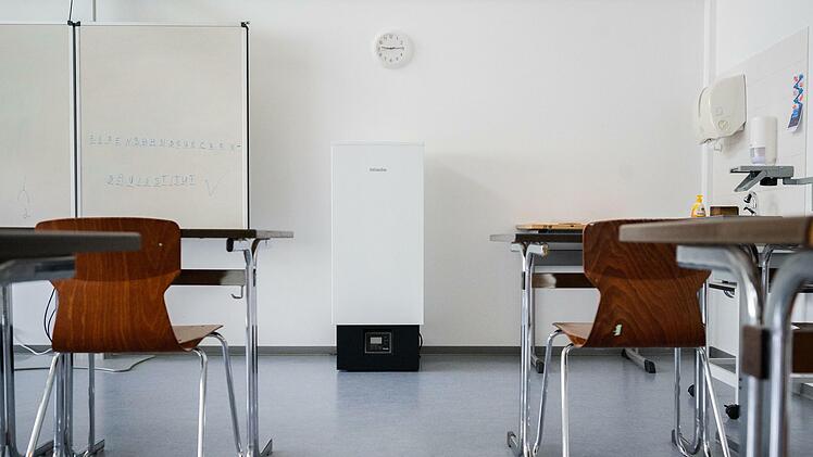 Ein Luftfilter steht in einem Klassenraum.