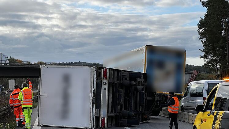 Lastwagenanhänger umgekippt: Langer Stau auf der A3