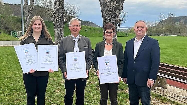 Ronja Meder (von links) in Vertretung f&uuml;r Anja und Robert Seller (TSVgg Hausen), Peter Baumgart (Rh&ouml;n300), Angelika Franz-Fella (TV/DJK Hammelburg) und Landrat Thomas Bold.