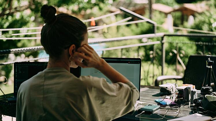 Homeoffice auf dem Balkon? Klingt verlockend. Doch die warmen Außentemperaturen können deinem Laptop schaden.