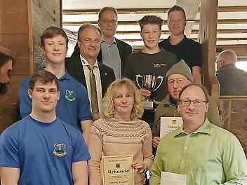 Teil der Geehrten und Gäste sowie des Vorstands (von links): Valentin Maiwald (Sportleiter), Felix Maiwald (4. Platz Vereinsmeisterschaften), Peter Hübner (ADAC Nordbayern), Norbert Groß (Erster Bürgermeister Markt Kasendorf), Stefanie Trammer (25...