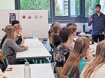 Computerspielekomponist Robin Birner (rechts) gewährt der 11. und 12. Klasse exklusive und spannende Einblicke in seinen Beruf.