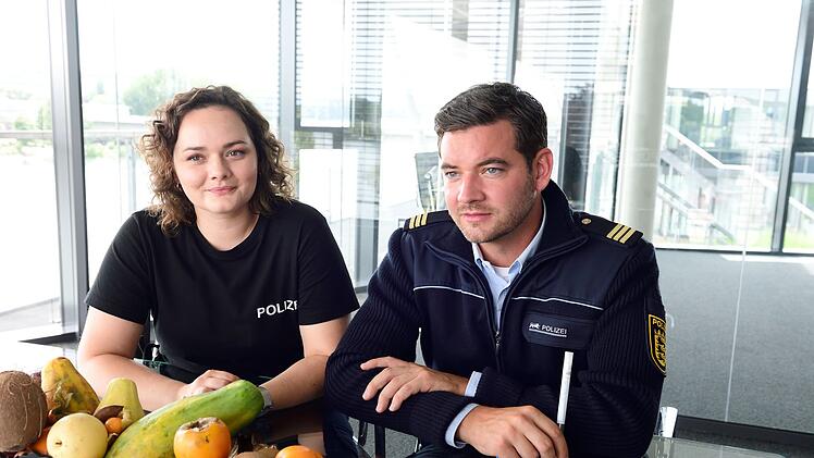 Julia Demmler (Wendy G&uuml;ntensperger) und Jakob Frings (Max K&ouml;nig) sind von der Dreistigkeit der erfolgreichen Unternehmerin Fildermann irritiert.