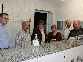 Gerade in den Toiletten und an den Waschbecken sammelt sich gerne mal Feuchtigkeit, da auch die Duschen im Raum sind. (v.l.: Dieter Gerstenkorn, Alfred Walz, Gabi Rögner, Ursula Batzner, Franz Geuß, und Otmar Schmitt begutachten die Problemzonen.