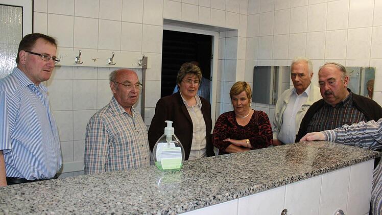 Gerade in den Toiletten und an den Waschbecken sammelt sich gerne mal Feuchtigkeit, da auch die Duschen im Raum sind. (v.l.: Dieter Gerstenkorn, Alfred Walz, Gabi Rögner, Ursula Batzner, Franz Geuß, und Otmar Schmitt begutachten die Problemzonen.