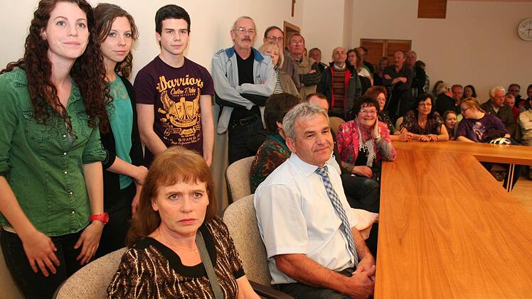 Ludwig Nagel und seine Frau Claudia verfolgten zusammen mit ihren Kindern Eva, Julia und Oliver (hinten von links) die Wahlergebnisse im Sitzungssaal
