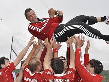Ein Hoch auf den Trainer Michael Leiber. Foto: Anja Schmitt