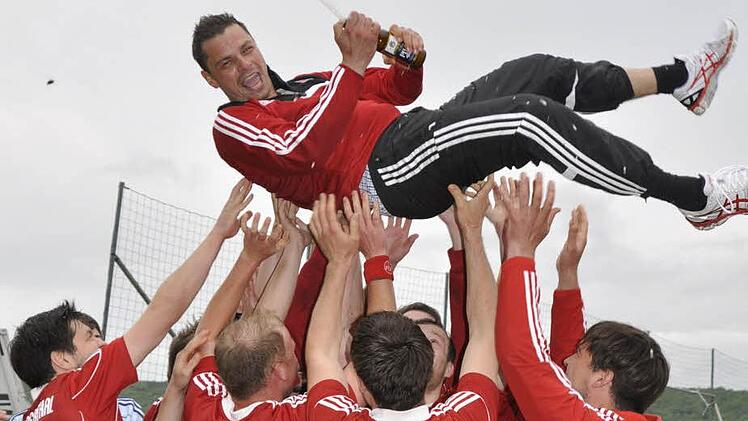 Ein Hoch auf den Trainer Michael Leiber. Foto: Anja Schmitt