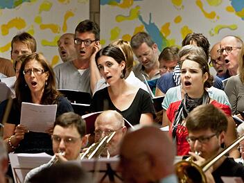 Der Coburger Chor "Unerhört" und seine Chorleiterin Antoinetta Bafas (links) bei der Probenarbeit für das gemeinsame Konzert mit dem "Musikfreunde"-Orchester Neustadt.Foto: Jochen Berger