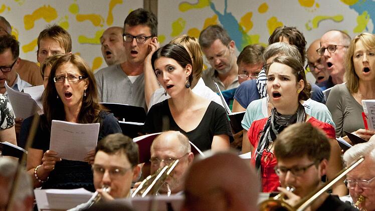 Der Coburger Chor "Unerhört" und seine Chorleiterin Antoinetta Bafas (links) bei der Probenarbeit für das gemeinsame Konzert mit dem "Musikfreunde"-Orchester Neustadt.Foto: Jochen Berger