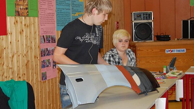 Die verschiedenen Schichten des Lackaufbaues beim Auto erklärte Kevin Luse.