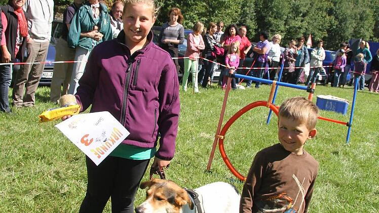 Der dritte Platz bei der Zamperlshow - da freuen sich Milena und auch ihr Bruder Fabian.