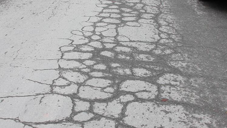 Netzrisse in der Staatsstraße in Steinwiesen