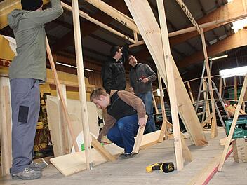 Noch ist der Wagen der Sander Gruppe nicht fertig. Welches Thema setzen von links Martin Schanz, Julian Woitik, André Zösch und Christoph Ellmann wohl um? Das ist absolute Geheimsache - bei allen Wagenbauern. Fotos: Sina Mattheus