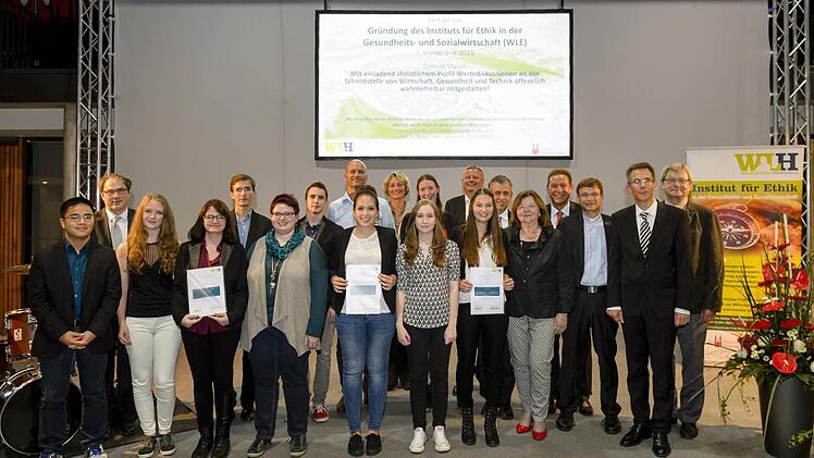 Vier Preisträger, zwei aus dem Landkreis Haßberge: Beim Ethik-Preis der Wilhelm-Löhe-Hochschule Fürth wurde Lisa Altenhöfer aus Trossenfurt (7. von rechts) mit dem dritten Preis ausgezeichnet, den Sonderpreis errang der Ethikkurs des Regiomontanus-Gymnasiums Haßfurt, vertreten von Anna-Lena und Svenja (links neben Lisa).