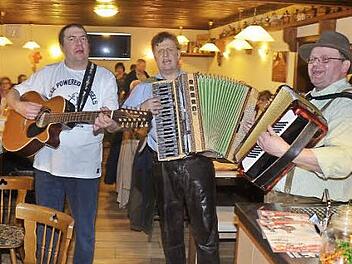 Die drei Stimmungskanonen Christian Hofmann, Harald Kotschenreuther und Stefan Ender heizten im Gasthaus Göppner zum Wirtshaussingen die Stimmung an. Neben Spaß und guter Stimmung spielten sie für einen guten Zweck.  Foto: K.- H. Hofmann