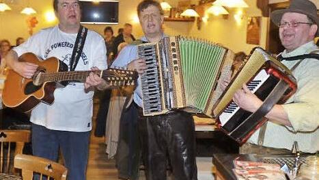 Die drei Stimmungskanonen Christian Hofmann, Harald Kotschenreuther und Stefan Ender heizten im Gasthaus Göppner zum Wirtshaussingen die Stimmung an. Neben Spaß und guter Stimmung spielten sie für einen guten Zweck.  Foto: K.- H. Hofmann