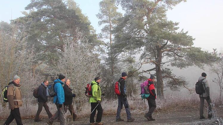 Zwischen den Jahren einmal ausbrechen aus dem Alltag: die Gruppe der verheirateten Männer auf dem Weg durch die Rhön. Foto: Michael Kübert