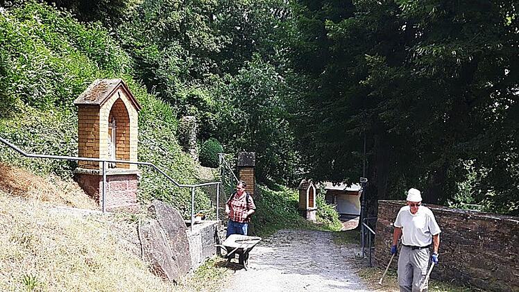 Neben vielen anderen Objekten im Dorf bemüht sich der Obst- und Gartenbauverein auch um ein ansprechendes Bild des Stationswegs. Obst und Gartenbauverein Aura