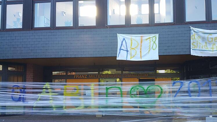 Eingewickelt: Das Franz-Miltenberger-Gymnasium diese Woche   .  Christin Martin