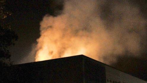 Es war kurz nach Mitternacht, als Rauch aus dem Gebäude des Betriebs in Mainleus drang.  Fotos: News 5/Holzheimer, Dagmar Besand