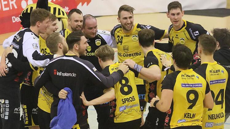 Erleichterung pur herrschte nach der Schluss-Sirene bei den Spielern des HSC 2000 Coburg. Mit 24:22 (6:10) besiegten sie am Samstagabend vor knapp 3000 Zuschauern in der HUK-Arena den EHV Aue.Iris Bilek