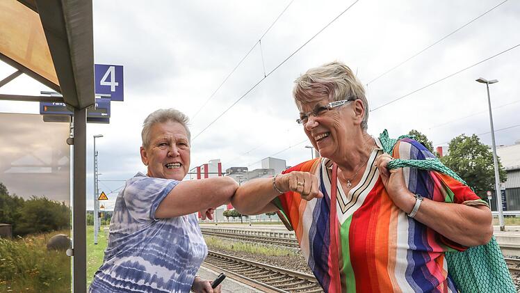 Anneliese Birke (links) begrüßt am Bahnhof ihre Freundin aus Lauf. Foto: Barbara Herbst