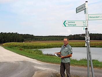 Der Weg von dieser Kreuzung Richtung Höchstadt nach Weidendorf soll asphaltiert werden. Für Willi Dennerlöhr, Kassier der Jagdgenossenschaft Sterpersdorf, wird es auch höchste Zeit.  Foto: Andreas Dorsch