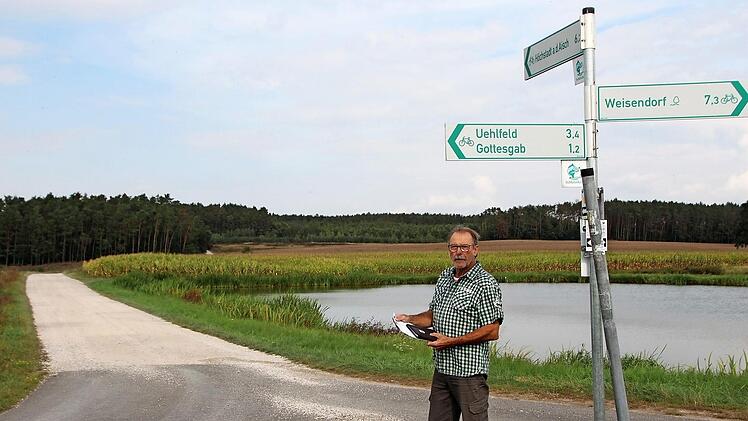 Der Weg von dieser Kreuzung Richtung Höchstadt nach Weidendorf soll asphaltiert werden. Für Willi Dennerlöhr, Kassier der Jagdgenossenschaft Sterpersdorf, wird es auch höchste Zeit.  Foto: Andreas Dorsch