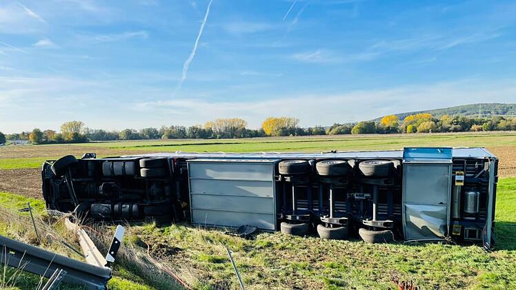 Unfall auf A70 bei Bamberg: Umgekippter Lkw sorgt für Feuerwehreinsatz - Polizei meldet hohen Schaden