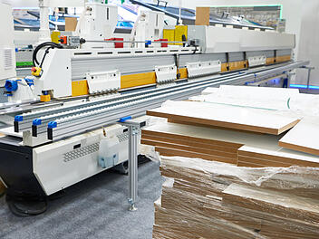 Holzfabrik, Fertigung, Produktion, Industriehalle, Schneidemaschine, Holzbretter