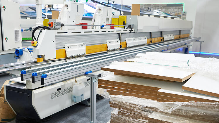 Holzfabrik, Fertigung, Produktion, Industriehalle, Schneidemaschine, Holzbretter