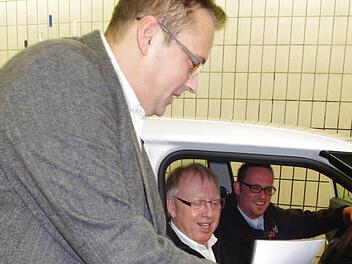 Der Leiter der BRK-Servicedienste, Wolfgang Stumpf, bespricht mit den beiden Mitarbeitern im Bereich Servicedienst mit dem Schwerpunkt Hausnotruf, Matthias Friedlein und Sascha Wich-Heiter, die nächsten Einsatzpläne. Foto: Heike Schülein