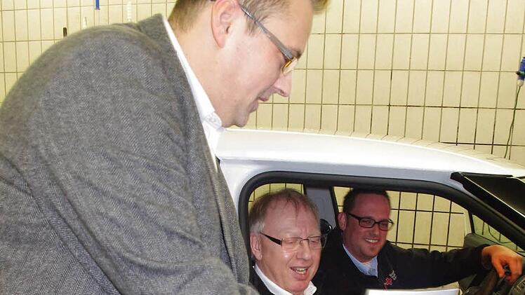 Der Leiter der BRK-Servicedienste, Wolfgang Stumpf, bespricht mit den beiden Mitarbeitern im Bereich Servicedienst mit dem Schwerpunkt Hausnotruf, Matthias Friedlein und Sascha Wich-Heiter, die nächsten Einsatzpläne. Foto: Heike Schülein