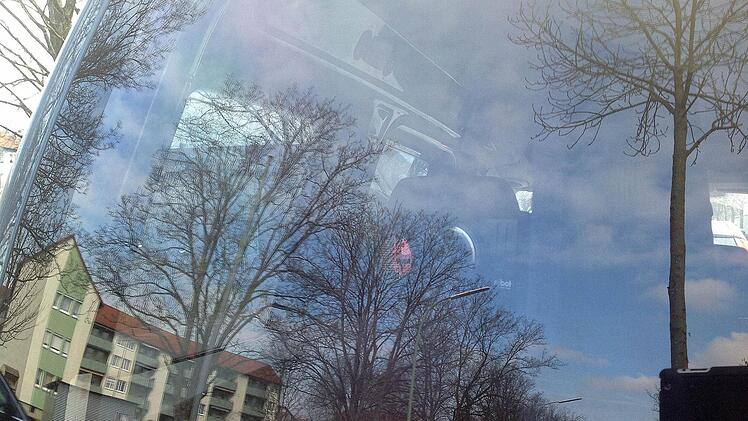 in seinem silbergrauen Blitzmobil.