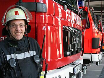 Kommandant Markus Ungerer vor der Kitzinger Feuerwehr-Fahrzeugflotte. Fotos: Sabine Paulus
