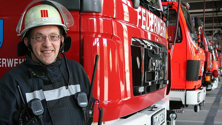 Kommandant Markus Ungerer vor der Kitzinger Feuerwehr-Fahrzeugflotte. Fotos: Sabine Paulus