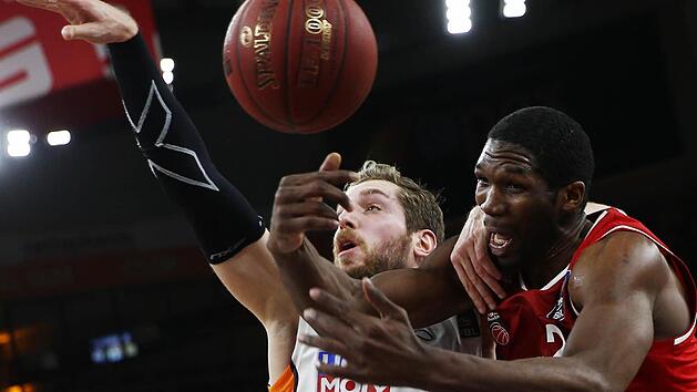 Auch in der Halbfinalserie werden sich Bambergs "Biest" Trevor Mbakwe (r.) und Tim Ohlbrecht hei&szlig;e Duelle liefern. Foto: Daniel L&ouml;b