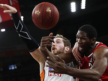 Auch in der Halbfinalserie werden sich Bambergs "Biest" Trevor Mbakwe (r.) und Tim Ohlbrecht heiße Duelle liefern. Foto: Daniel Löb