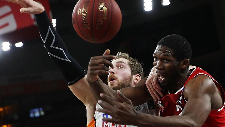Auch in der Halbfinalserie werden sich Bambergs "Biest" Trevor Mbakwe (r.) und Tim Ohlbrecht heiße Duelle liefern. Foto: Daniel Löb