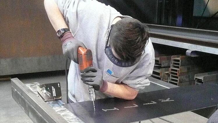 Kai Heusinger bei der Arbeit in seinem Praktikumsbetrieb Foto: Kübert