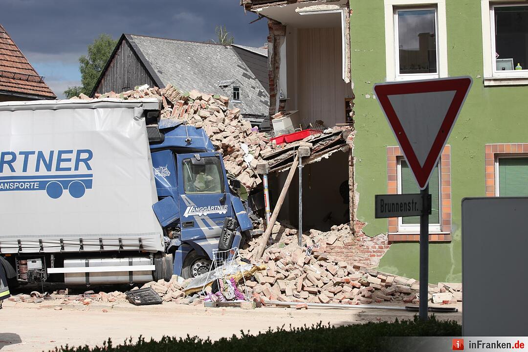 Lkw kracht in Wohnhaus in Oberkotzau